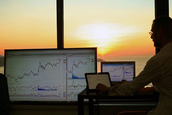 How to Use Breakout Swing Trading Strategy to Maximize Profits